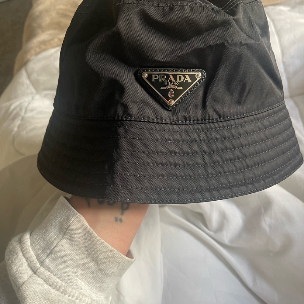 Prada , Authentic . No details - Picture 2 of 4